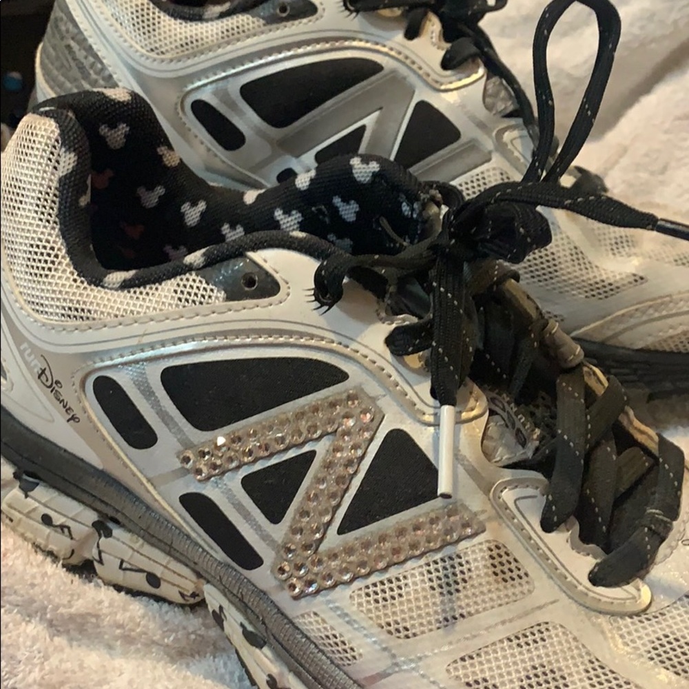 2016 Run Disney Minnie Mouse New Balance Size 8